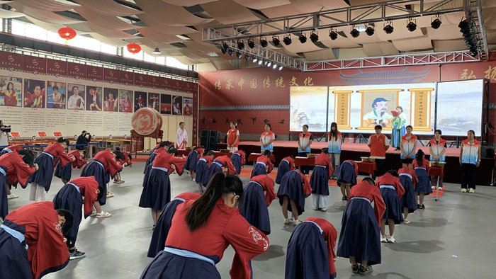 图为景县社区公益大讲堂，老师在为学生讲解国学文化知识  李祥玲 摄