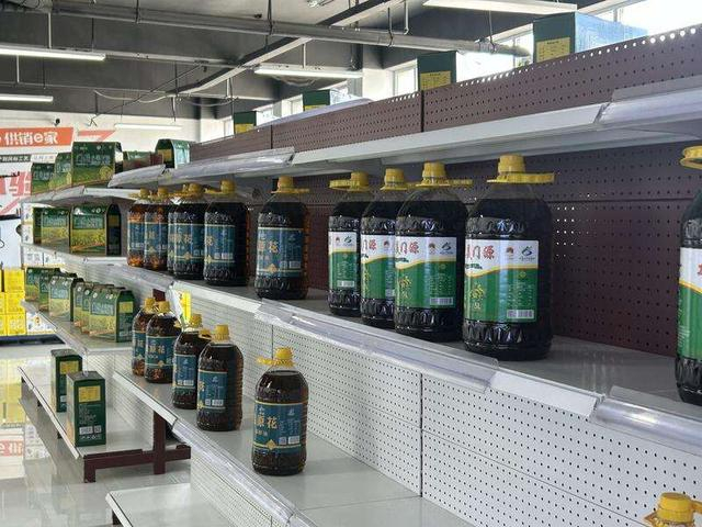 青海香满金门源粮油食品有限公司展示的菜籽油产品。中青报·中青网记者 贾骥业/摄