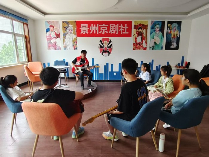 图为景县社区公益大讲堂，学生在上音乐课  李祥玲 摄