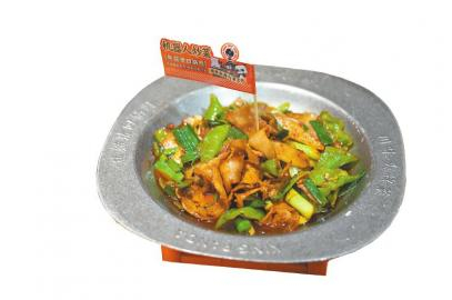 　　炒菜机器人炒出的回锅肉。