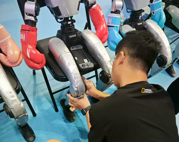 宇树工作人员在训练期间检查机器人 新京报贝壳财经记者罗亦丹/摄