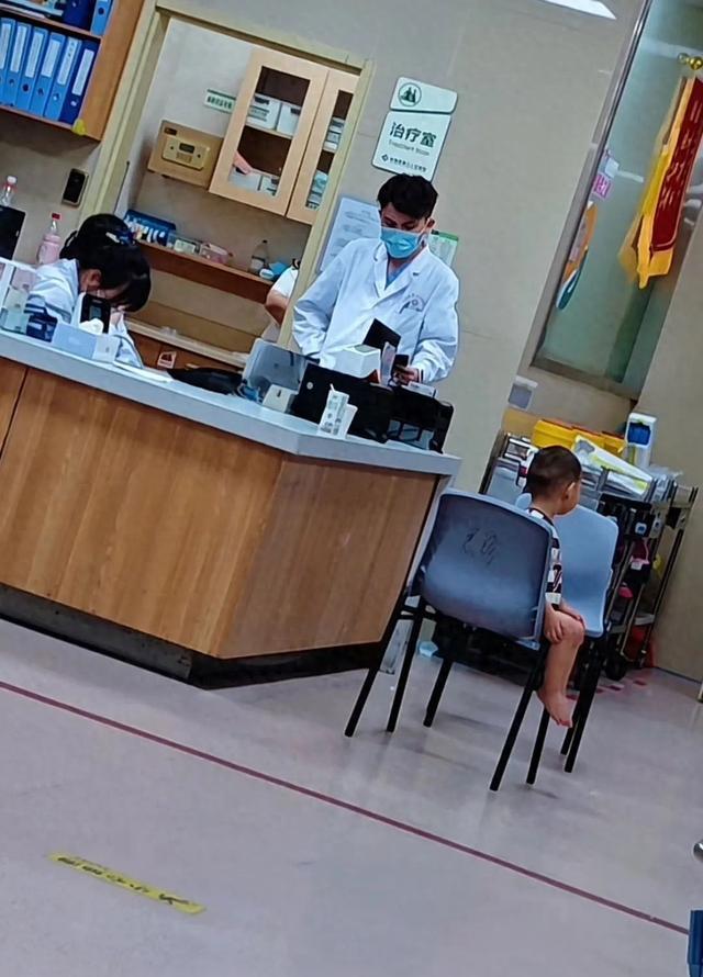 小男孩乖巧坐在椅子上等待检查。网络截图。