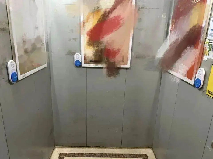 网友吐槽电梯内装满了“碰一下”设备