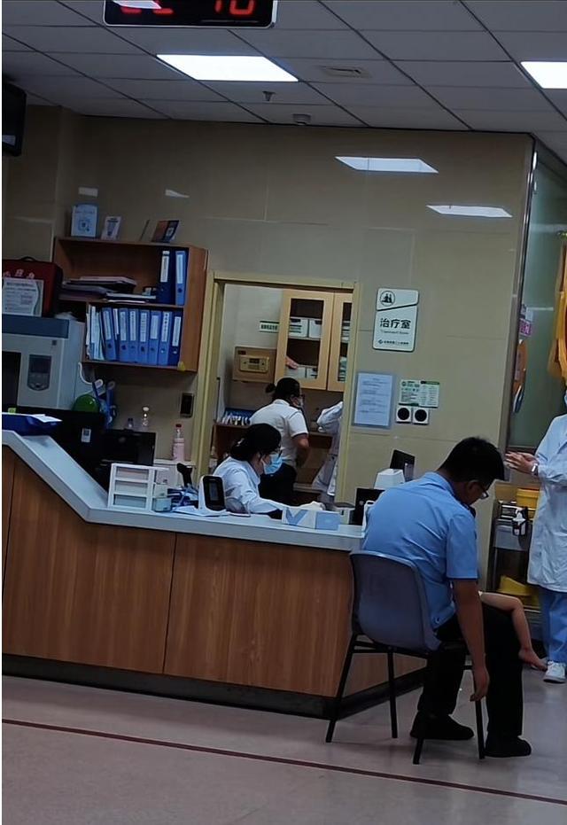 民警自掏腰包为孩子做检查,全程陪同。网络截图。