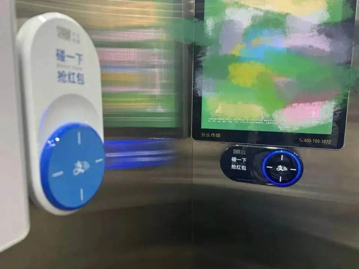 在广东某写字楼内“碰一下”设备有两种样式
