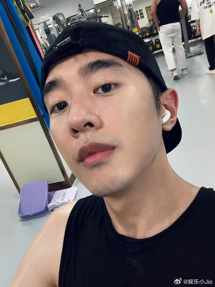 梁靖康穿针引线屡失败,网友调侃抿口水试试