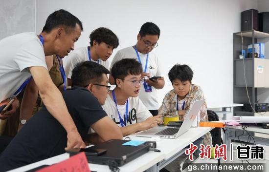 图为讲师通过事例拆解传授实战技巧。钱河山 摄