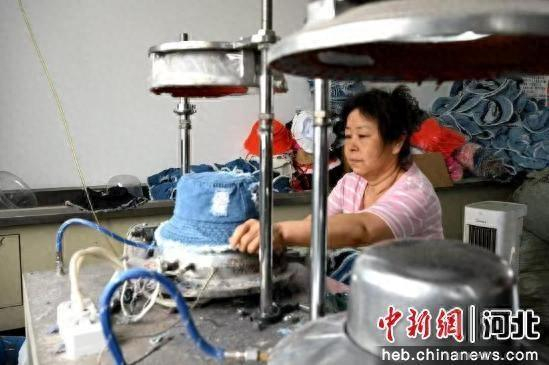 图为工人在赶制订单。 贾一凡 摄