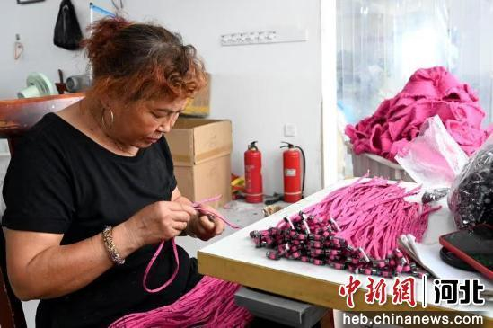 图为工人在赶制订单。 贾一凡 摄