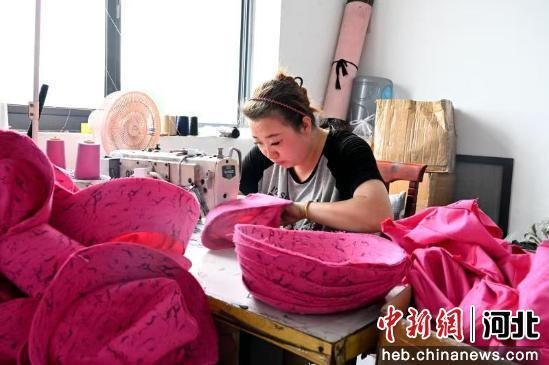 图为工人在赶制订单。 贾一凡 摄