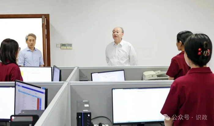 看望市疾控中心一线医务工作者