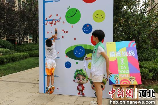摸高比赛现场。 耿培轩 摄