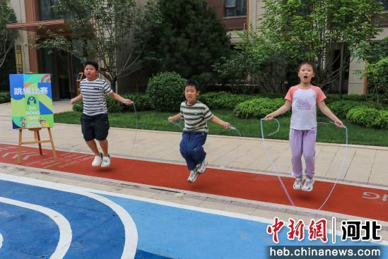 孩子们参加跳绳比赛。 耿培轩 摄