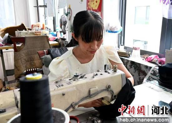 图为工人在赶制订单。 贾一凡 摄