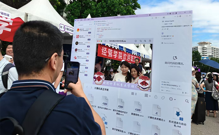 清华新生报到现场，新生和亲友拍照留影。