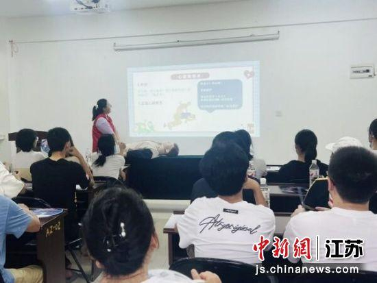 志愿者讲解急救知识。机场社区供图