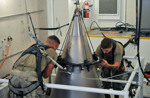 两名美军士兵正在维护美国“民兵III”洲际弹道导弹。 美联社