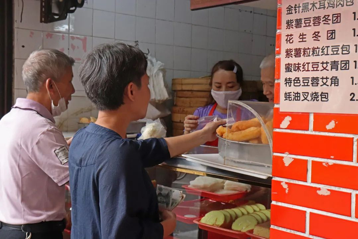 顾客一早就来买大包