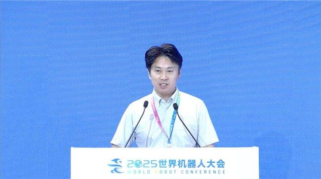 在世界机器人大会上发言的姚卯青