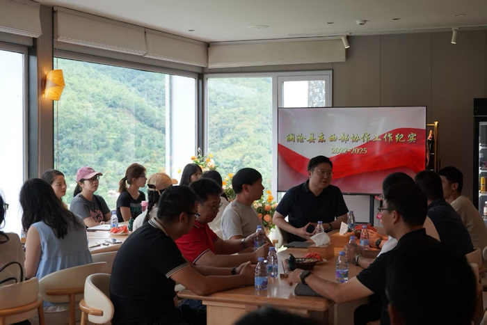 与上海援滇干部进行座谈会