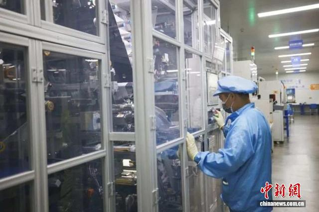嘉善一企业生产车间内，工作人员正在操作设备。嘉善县委宣传部供图