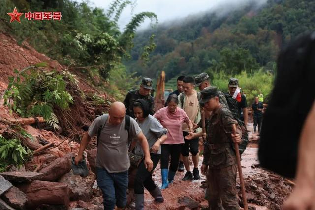 武警官兵帮助受灾群众转移 李超摄