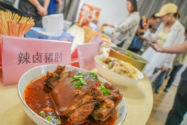 图为二商肉食集团通州公司内展示的“即烹、即热”的预制菜产品，满足年轻消费者的便捷需求。