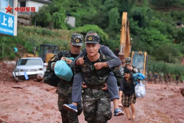 武警官兵帮助受灾群众转移 李超摄