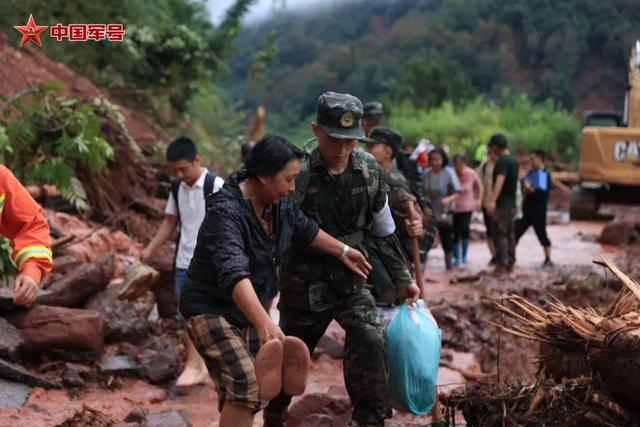 武警官兵帮助受灾群众转移 李超摄