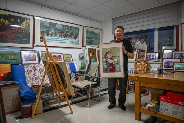照那木拉在自己的工作室展示新完成的作品。新华社记者 连振 摄