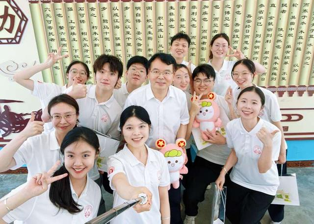 2025年5月，广西大学党委书记李国忠到靖西市看望第12届研究生支教团时与志愿者合影。广西大学研究生支教团供图