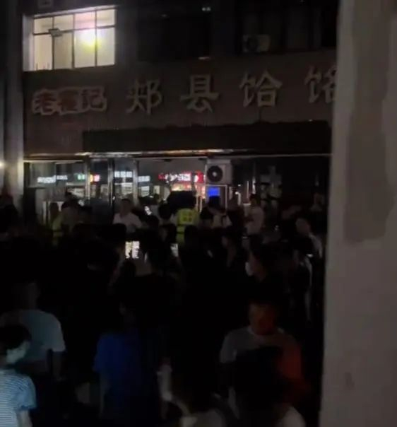 18日晚，面馆门口有大量群众围观