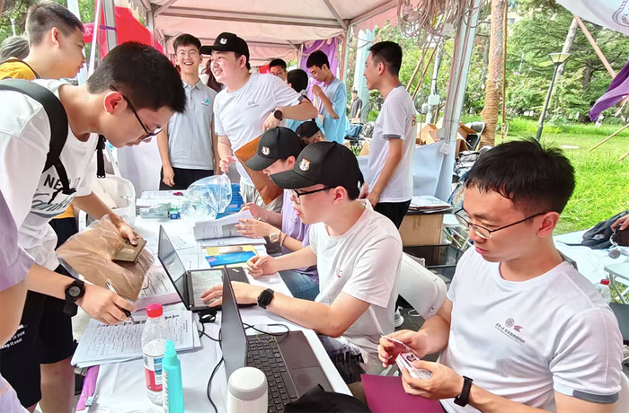 清华新生报到现场。