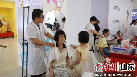 中医药文化健康市集前，前来理疗按摩的群众络绎不绝。临沭融媒供图