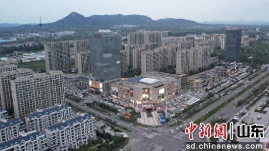 薄暮之下，“青年文化市集”华灯初上。临沭融媒供图