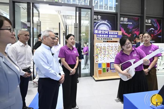 岑浩辉在上海考察“模速空间”大模型创新生态社区。本文图片来源:澳门特别行政区政府新闻局官网