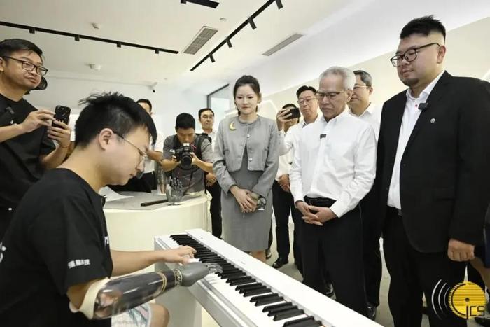 岑浩辉考察“杭州六小龙”之一的强脑科技。