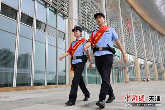 图为青年突击队队员在天津站广场巡视，守护车站安全，保护旅客平安。（北京铁路公安局天津公安处供图）