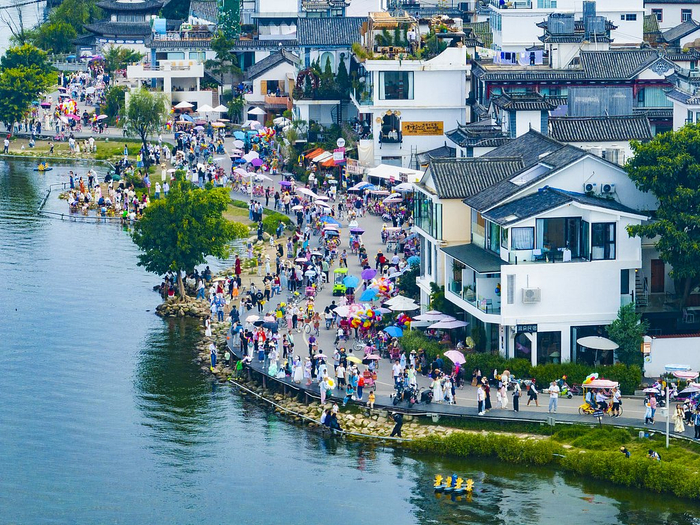 2025年8月15日，云南大理，游客在洱海生态廊道观光游览。  本文图均为 视觉中国 资料图