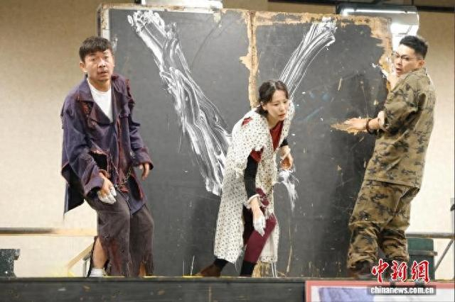 话剧《死无葬身之地》排练照。 国家话剧院供图