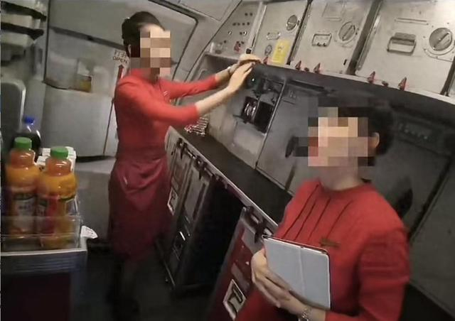 左为乘务员，右为乘务长。网络截图。