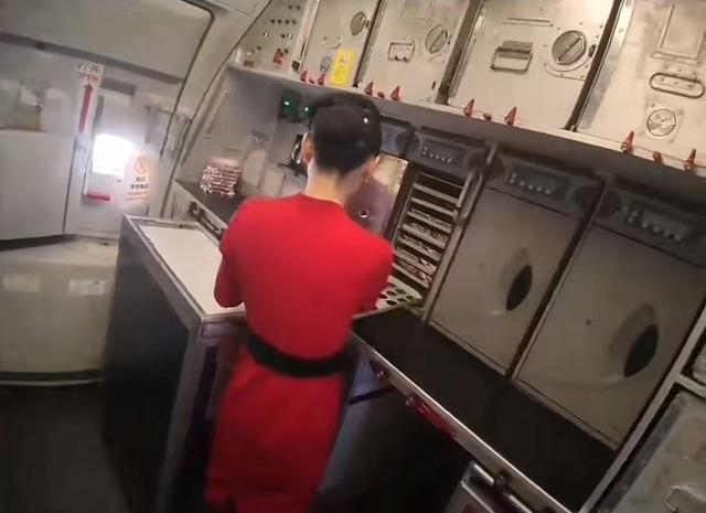 旅客不依不饶，乘务员转身摆餐，不再说话。网络截图。