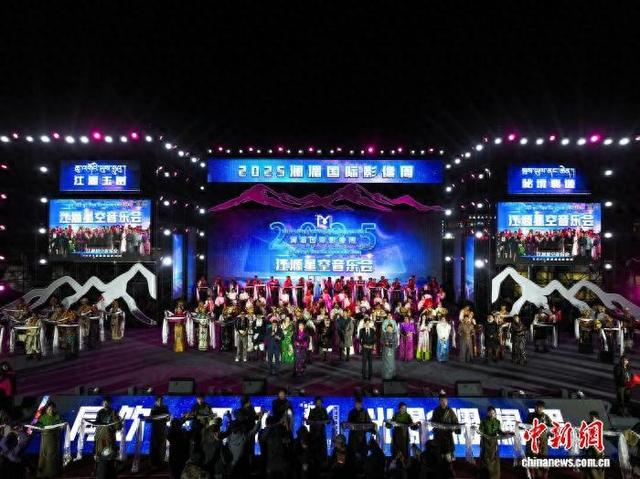 8月20日，2025澜湄国际影像周江源星空音乐会在青海省玉树藏族自治州囊谦县举行。薛蒂 摄