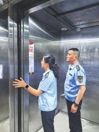 　　成都市成华区市场监管人员开展电梯安全检查。