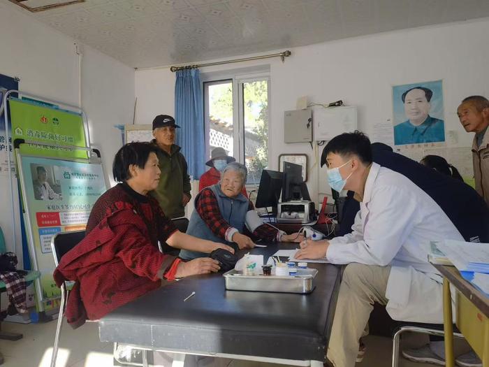 于鸿庆负责上镇村200多位慢性病人的管理。平谷区供图