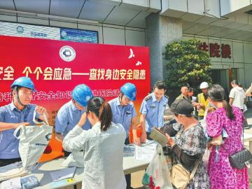 成都市成华区市场监管局开展电梯安全宣传。