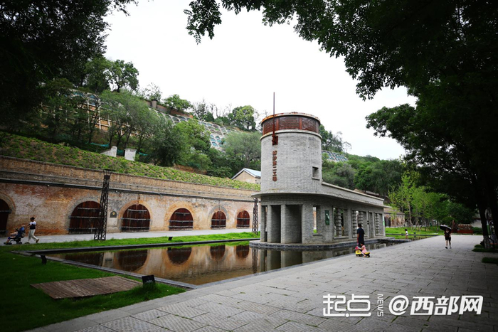 游客在宝鸡长乐塬抗战工业遗址公园参观。