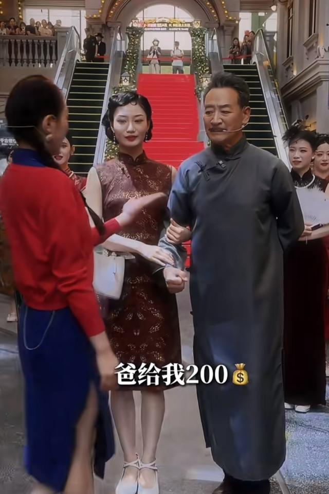 寇振海化身“陆振华”和“依萍”对戏。图源寇振海社交媒体