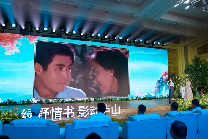 李小萌现场配音，演绎《庐山恋》中男女主角初见的经典片段
