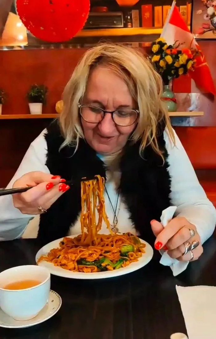 进行“挑面条”比赛的食客。（受访者供图）